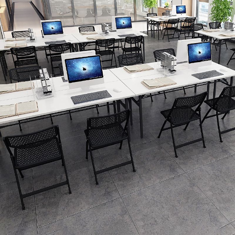 Eigentijdse ijzeren frame conferentie stoel vouwen plastic armloze stoel