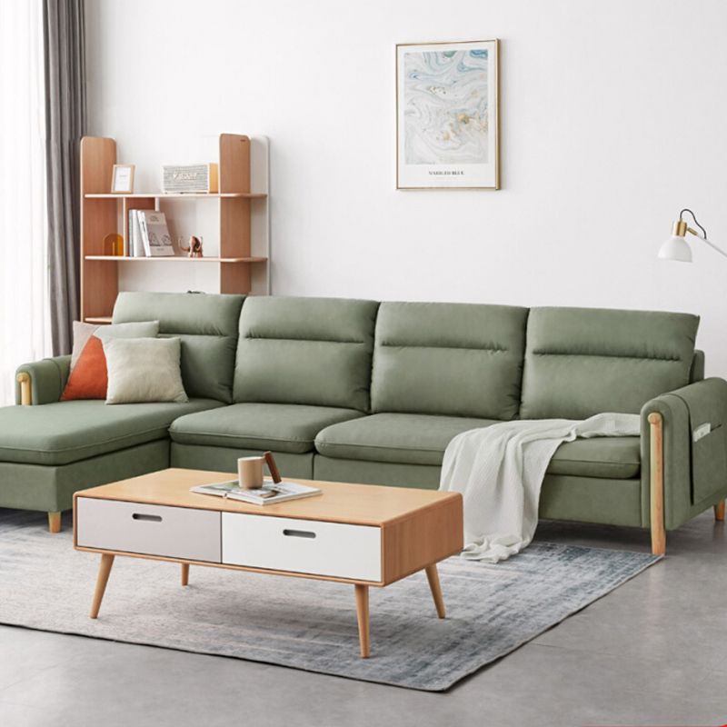 Opslag eigentijdse bank met vierkante arm en genaaid kussen terug