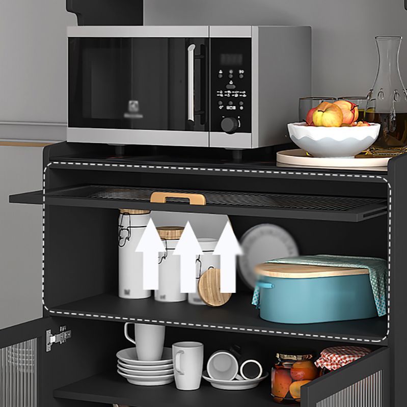 Server di cucina in legno con countering in pietra sinterizzato con porte di vetro