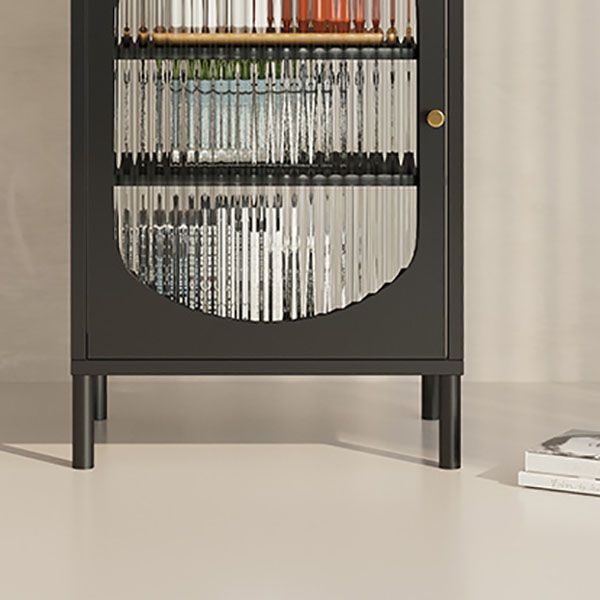 Serveur de restauration intérieure moderne avec portes en verre.