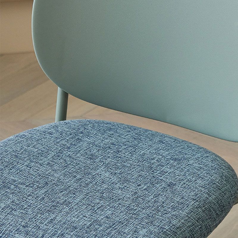 Silla de plástico de brazo tapizado moderno con base de metal para restaurante