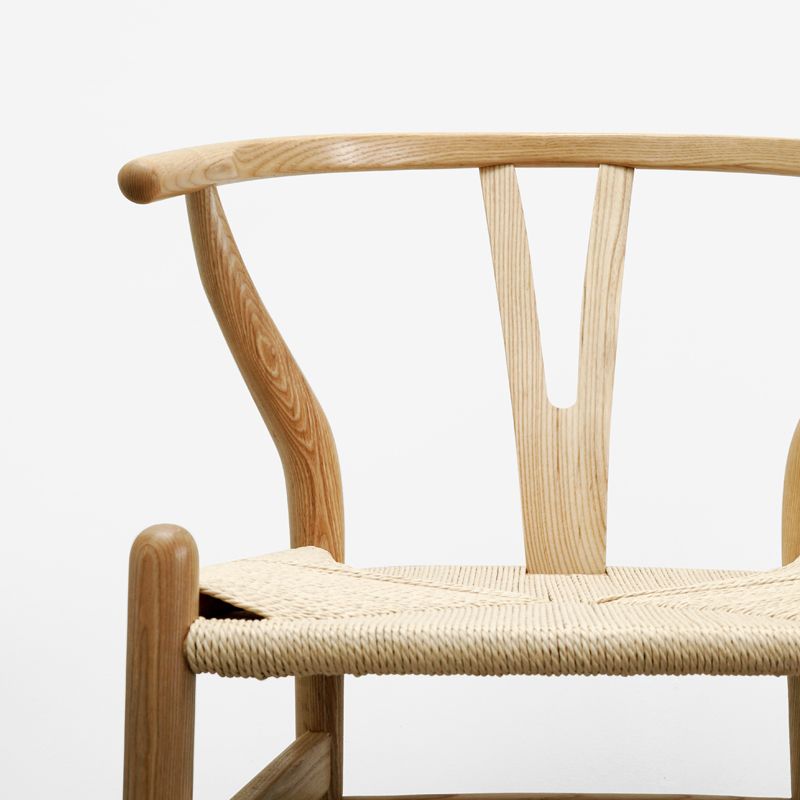 Silla de respaldo moderna de reposabrazos con patas de madera para el comedor