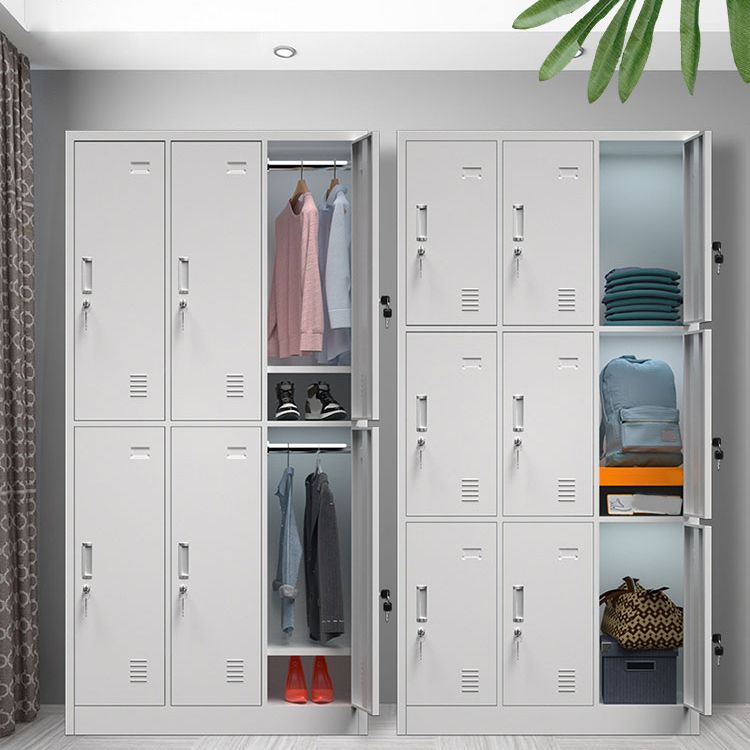 Grijze metalen kast voor badkamer moderne opbergkast met scharnierende deur