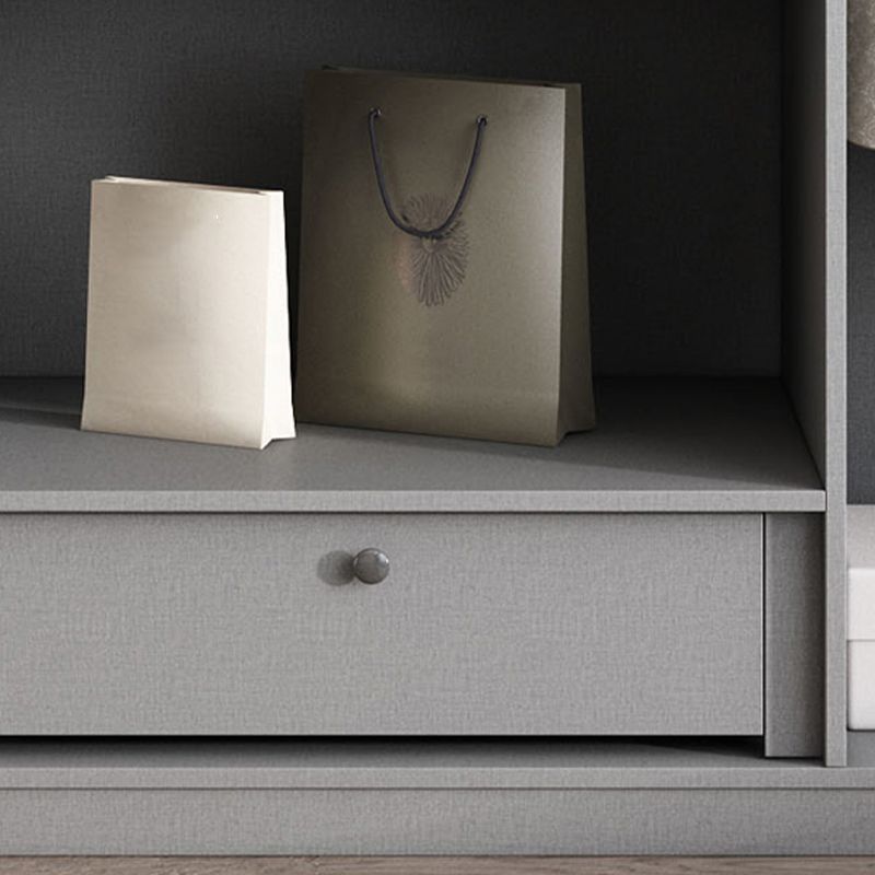 Witte verflicht luxe houten garderobe met planken en schuifdeur