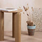 3本の脚のある北欧サイドテーブルラウンドソリッド木製エンドテーブル