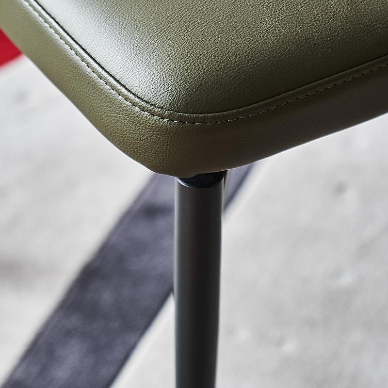 Chaise de salle à manger rembourrée en cuir chaise latéral contemporaine avec base noire