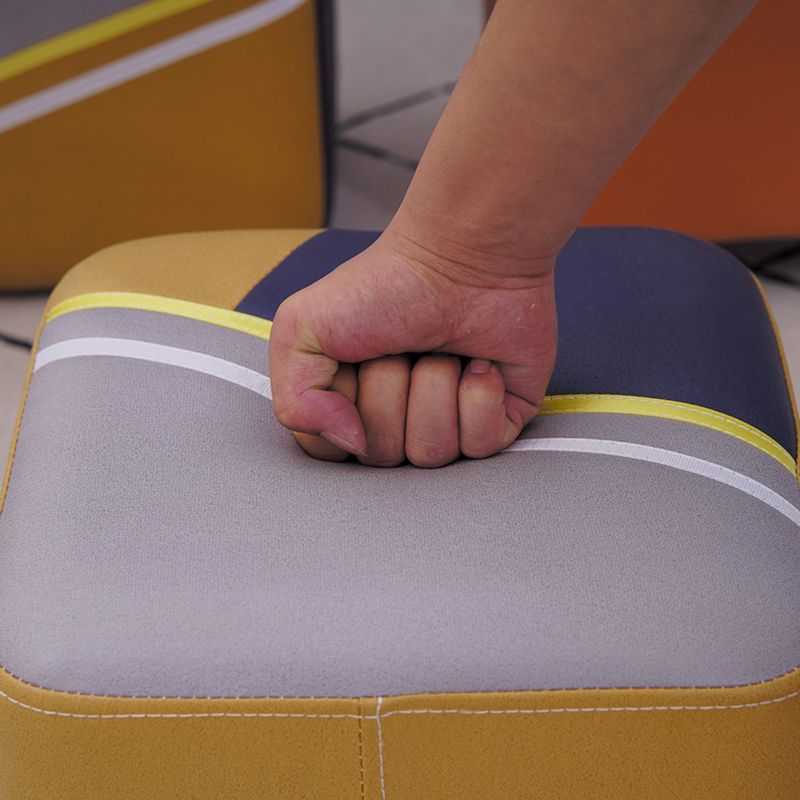 Zeitgenössischer Pouf Ottomane Stoff gepolstertes Flickwerk Massive Holzrahmen quadratische Ottomane