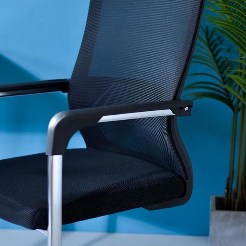 Silla de escritorio de malla ergonómica silla de oficina de metal contemporánea con brazo