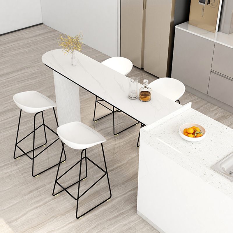 Tabouret de bar en plastique de style Glam avec pieds en métal
