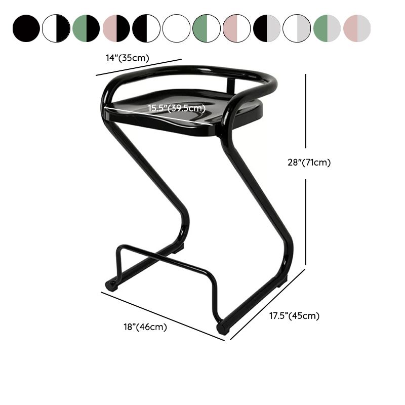 Sgabello da bar sul retro posteriore con sedile sagomate con base di metallo