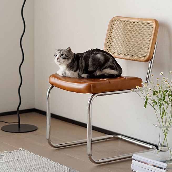 Moderne rugleuning kussenstoel met metalen basis voor eetkamer