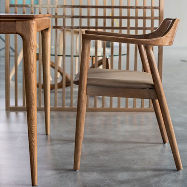 Silla de brazo estilo tradicional cena silla de espalda abierta con patas de madera