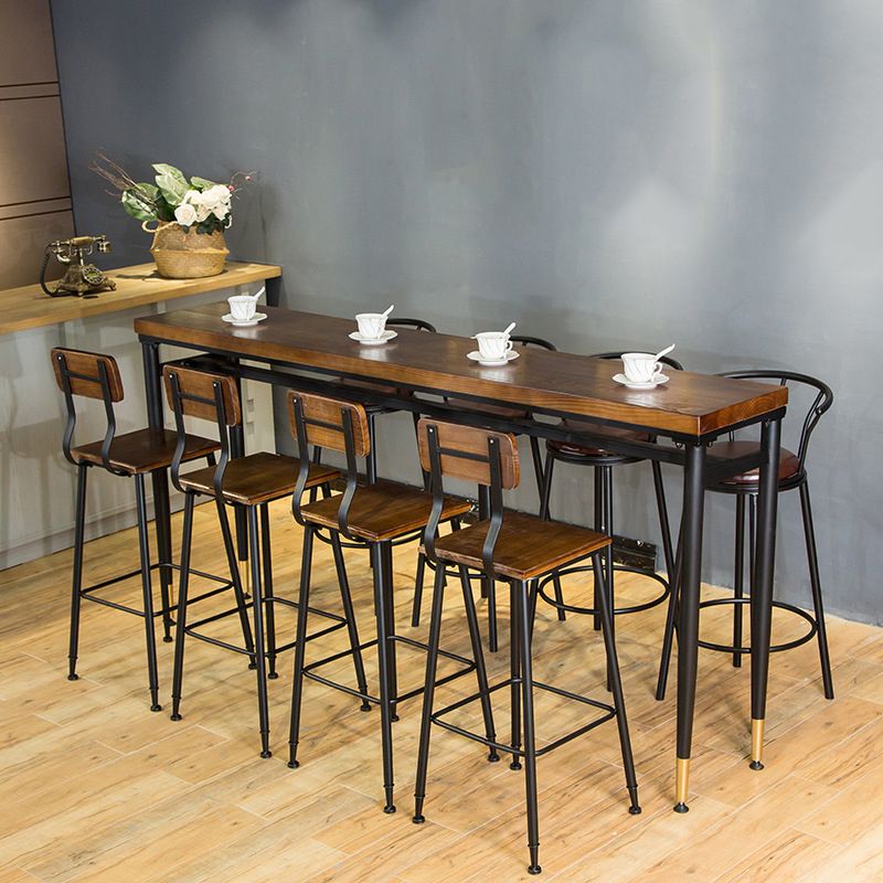 Table à hauteur de bar avec plateau en bois, pieds noirs et base en métal