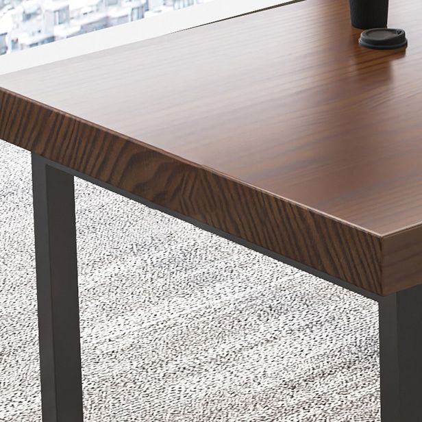 Scrivania rettangolare marrone da ufficio contemporaneo con gambe metalliche