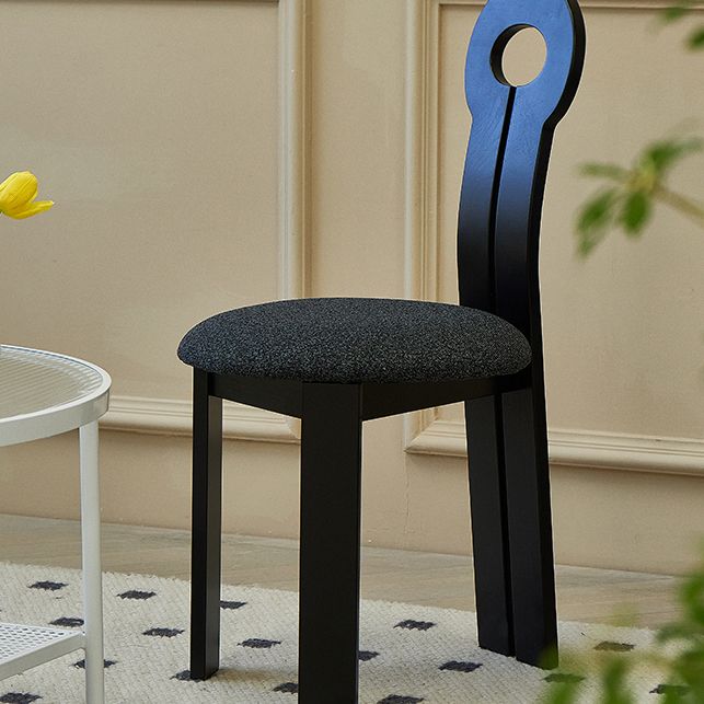 Modern gestoffeerd huis vaste houten lat achter armloze eetkamerstoel