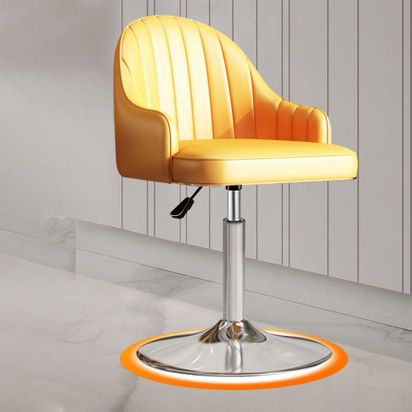 スカンジナビアのメタルバースツールローバックフェイクレザークッションスツールとフットレスト