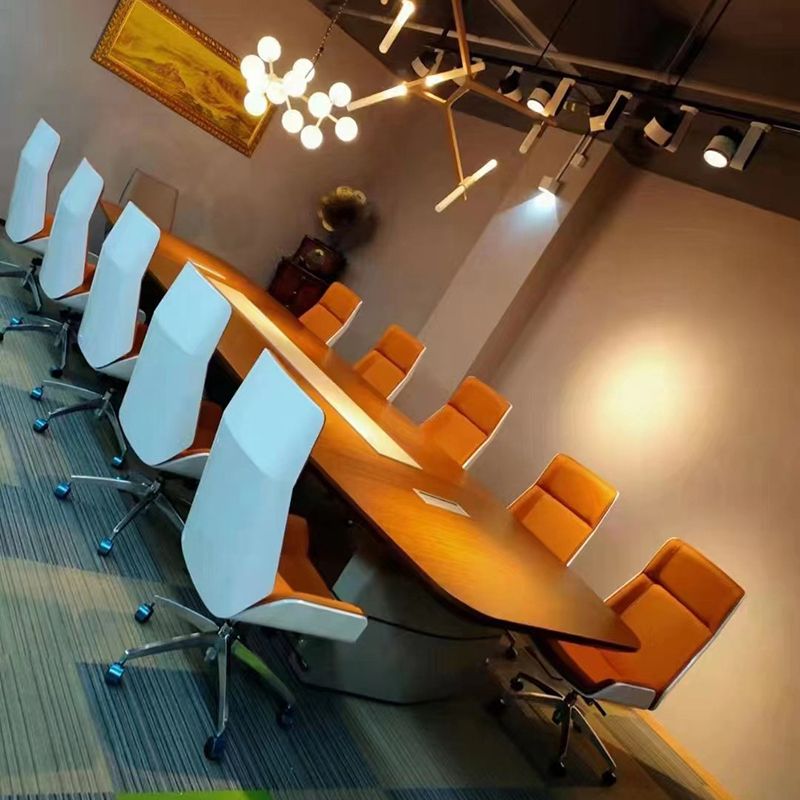 Sedia da scrivania imbottita contemporanea.