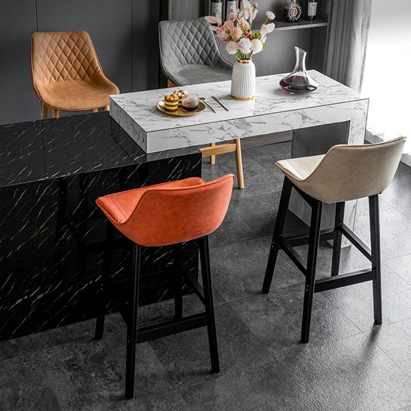 Lo sgabello di schienale in stile moderno con base in legno e cuscino in pelle