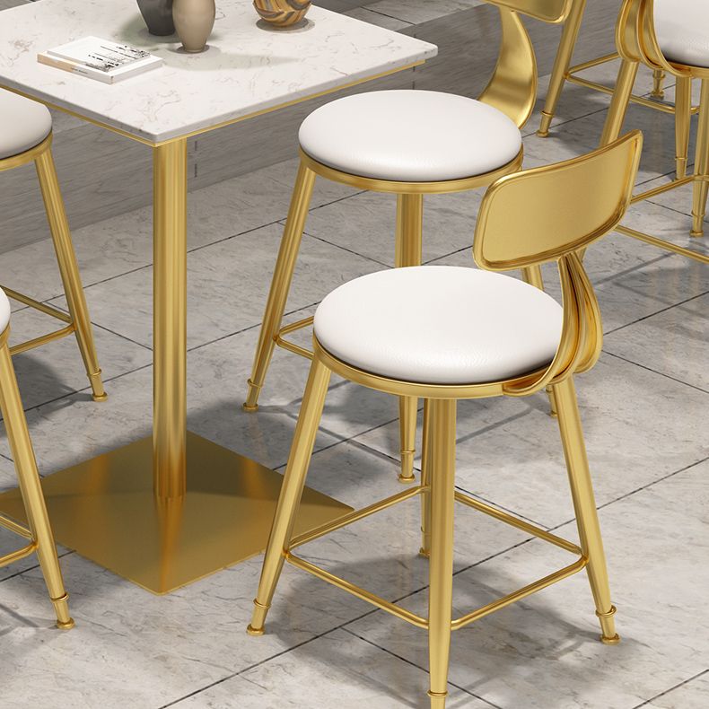 Mesa de pub de mármol sintético, mesa de bar de cócteles en blanco glamuroso con pedestal de metal