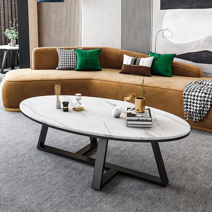 Tavolino da caffè in pietra ovale bianca con tavolino da cocktail a base di ferro
