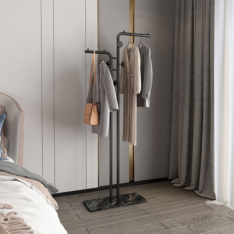 Hermosa rejilla de abrigo sólido en cola de metal con fondo de mármol