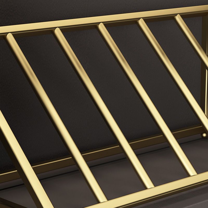 Modern tafelblad of aanrecht met metalen wijnrekken met metalen rackpakket