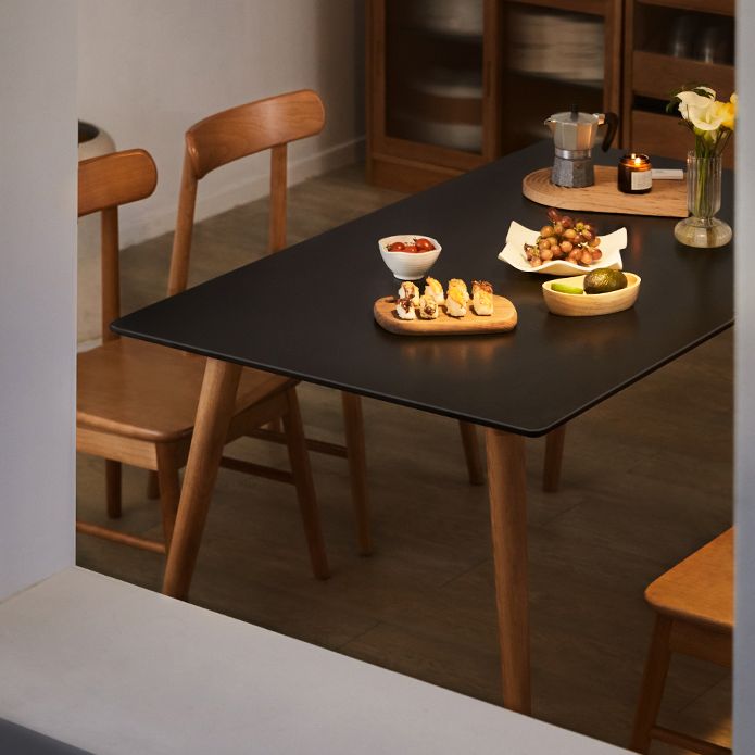 Table de salle à manger rectangulaire moderne avec plateau en pierre noire et 4 pieds en bois massif