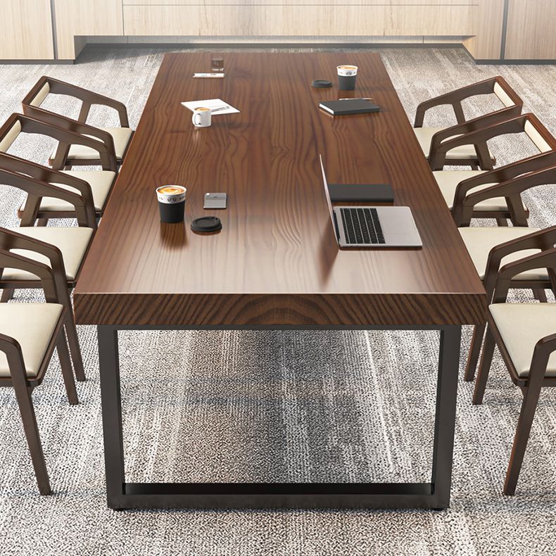 Scrivania rettangolare marrone da ufficio contemporaneo con gambe metalliche