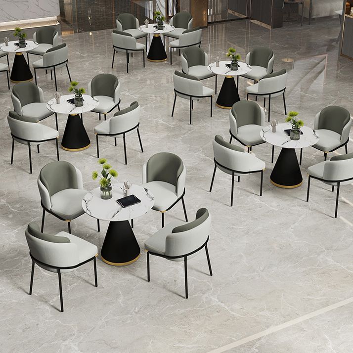 Mesa de comedor redonda contemporánea de metal mesa de piedra sinterizada con pedestal negro