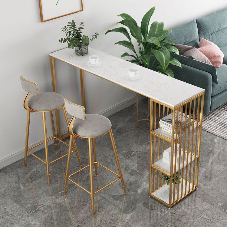 Table de pub glam avec une table de barre de pierre en pierre de rangement en métal doré