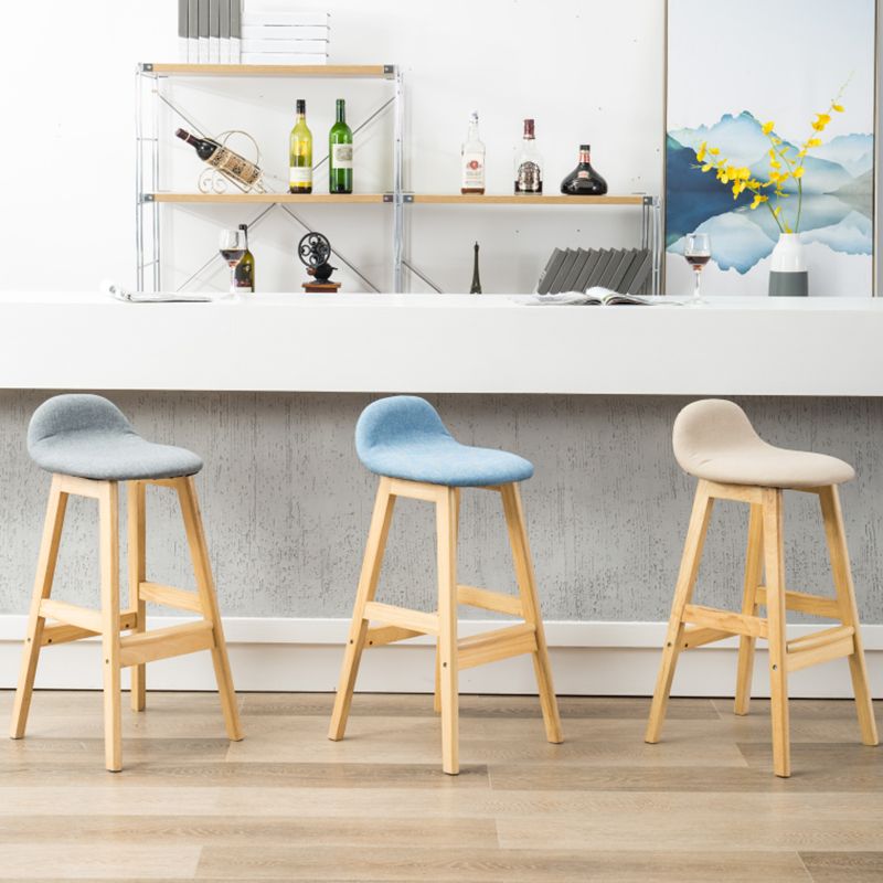 Sgabelli da bar in legno solido industriale imbottito.