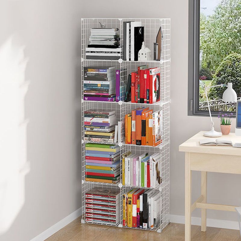 Libreria di scaffali di metallo contemporanea chiusa.