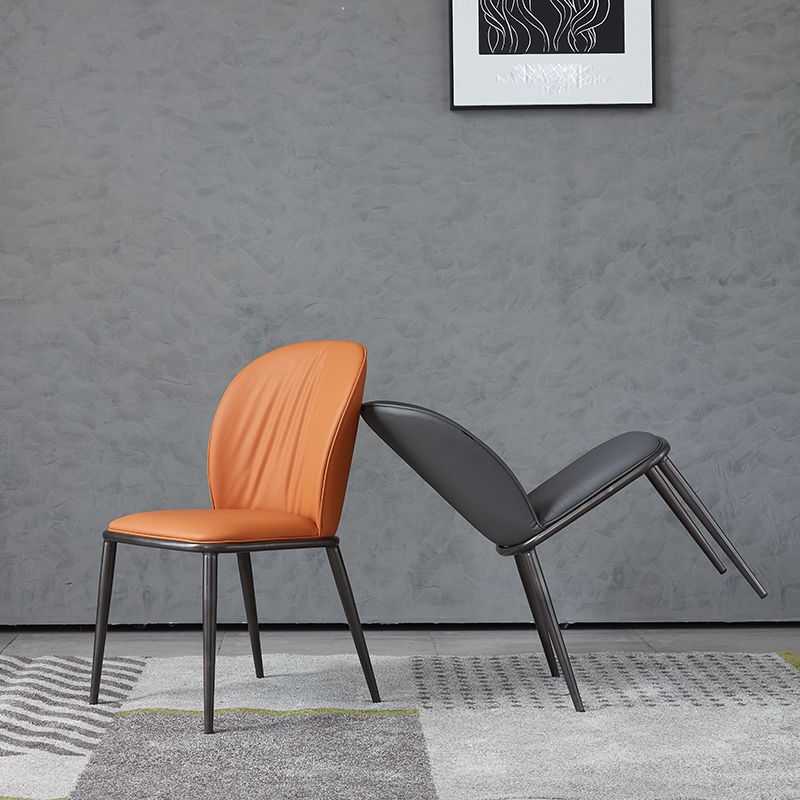 Moderne stijl metalen eetkamerstoel faux lederen armloze eetkamerstoel voor thuisgebruik