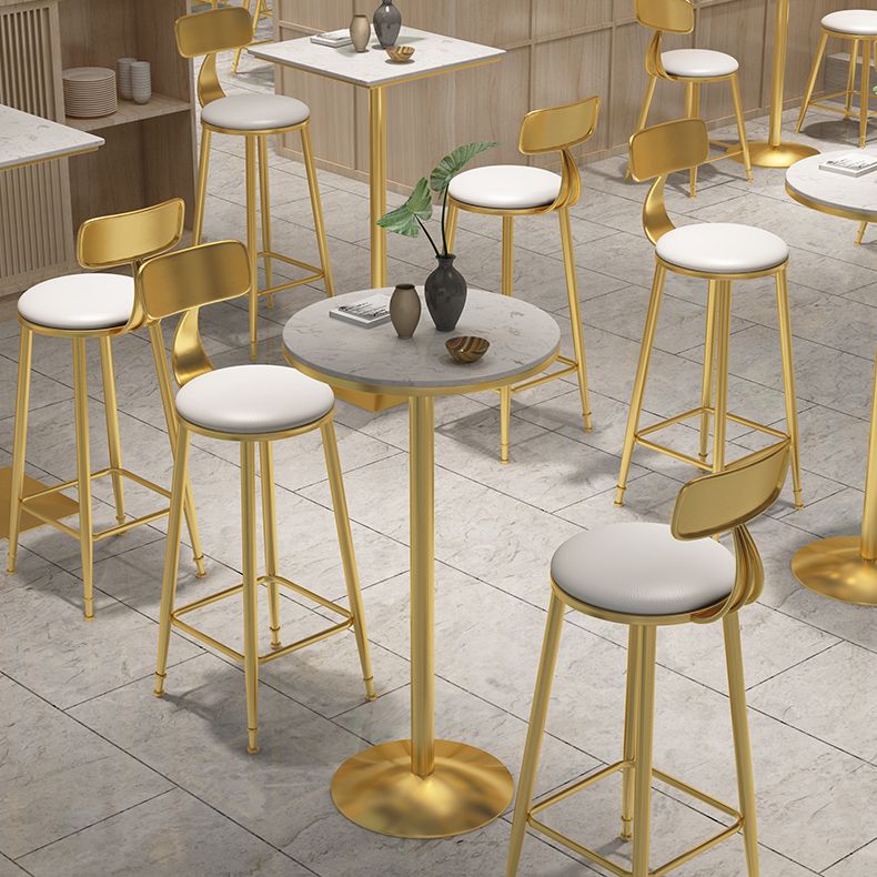 Mesa de pub de mármol sintético, mesa de bar de cócteles en blanco glamuroso con pedestal de metal