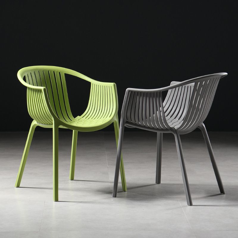 Chaise d'arme à chaises de salle à manger contemporaine avec des jambes en plastique pour la maison
