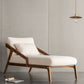 Divano chaise longue scandinavo imbottito. Poltrona chaise longue a due braccioli in beige