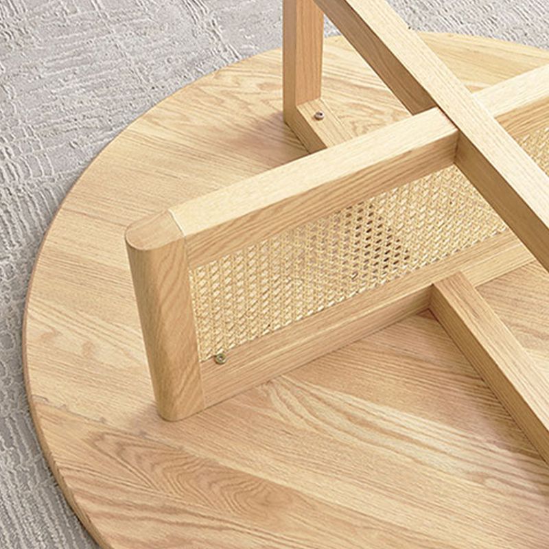 Tavolino scandinavo rotondo con gambe incrociate in legno di pino