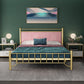 Cama de cabecera tapizada glamorosa con patas de metal en cama de marco abierto