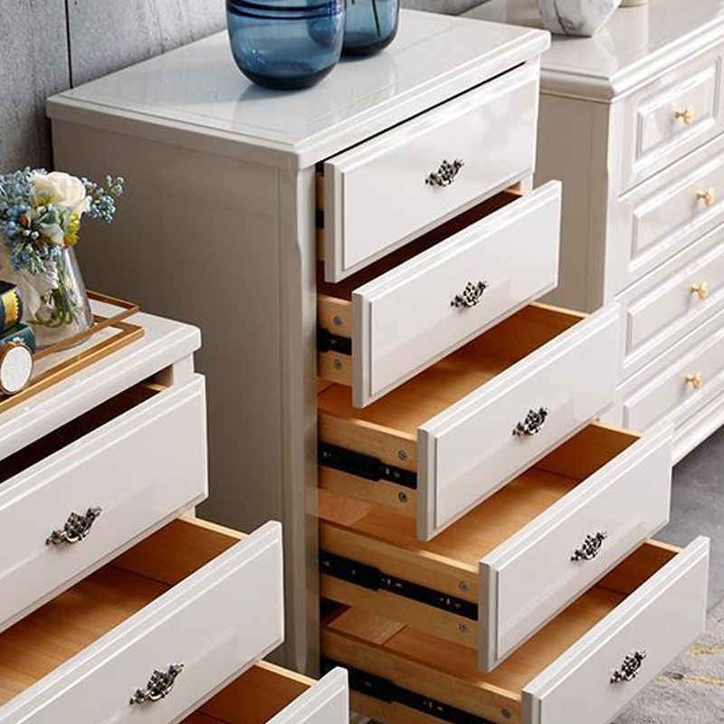 Hedendaagse grijze accentkist met zachte close -laden in rubberwood