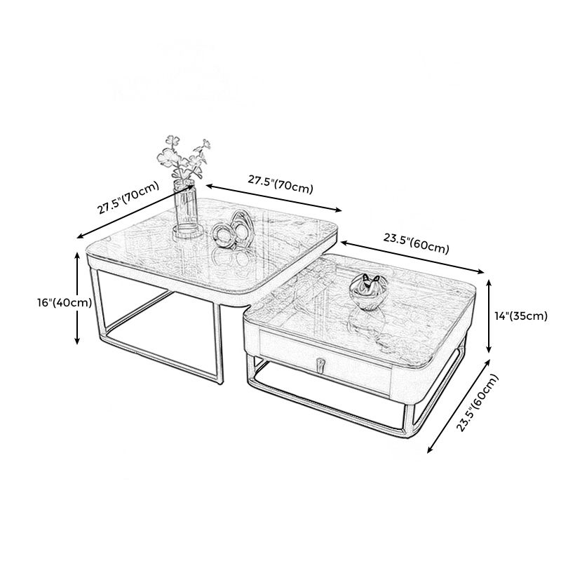 Salontafel met een ingelijste basis en een glazen bovenkant gemaakt van vierkante lei