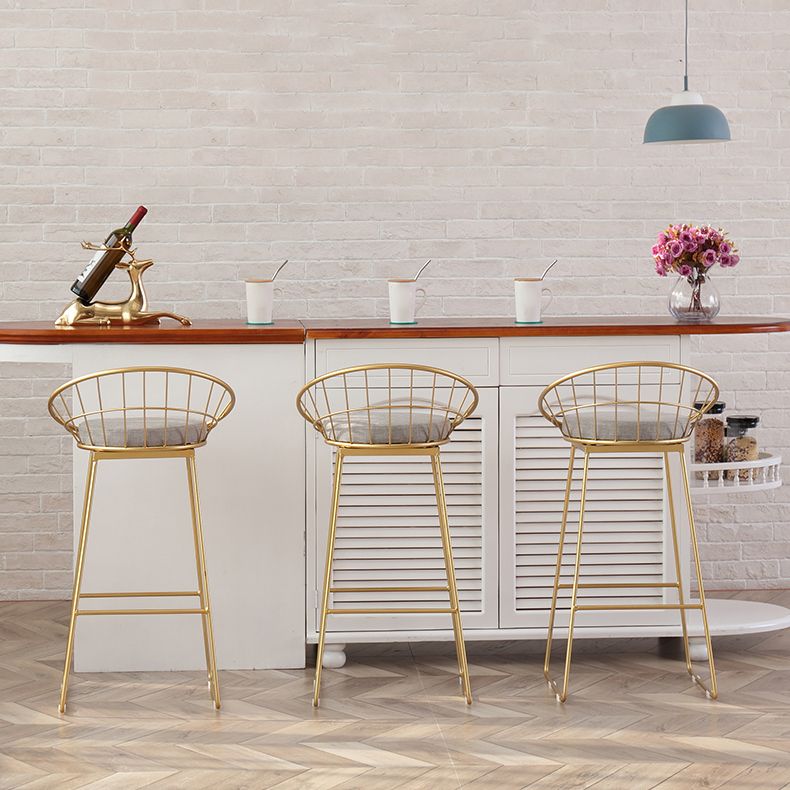 Moderno poggiapiedi poggiapiedi sgabello da bar sul secchio posteriore per caffetteria