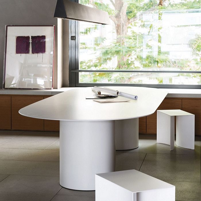 Eigentijdse ovaal kantoor bureau witte den houten schrijfbureau