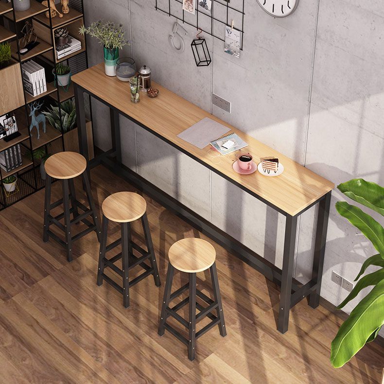 Tavolo da bar per finiture opache finte in finto legno.