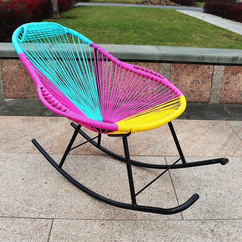 Sedia accento a dondolo contemporaneo in metallo e sedia da bilanciere di vimini 28.3 "x 43.3" x 35.4 "