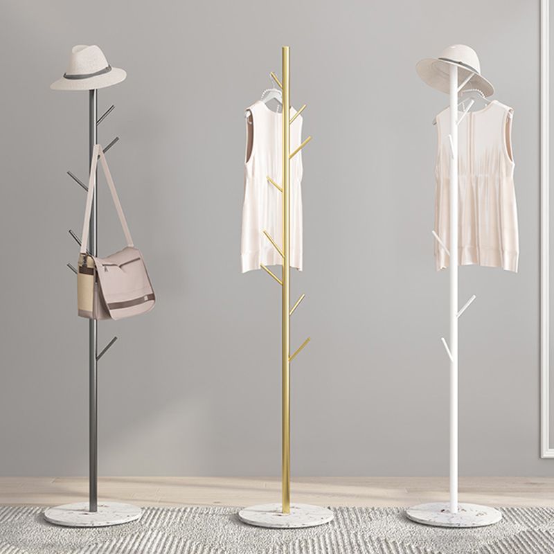 Modernos colgadores de metal enmarcado sin pie con ganchos en el árbol del salón