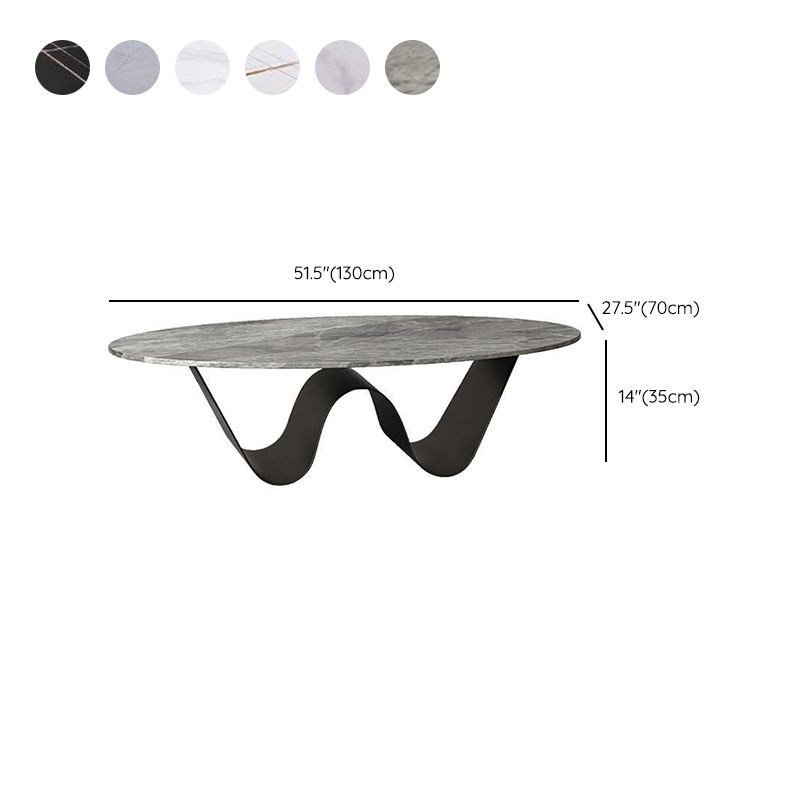 Tavolino top in pietra in stile glam con base in acciaio nel tavolo da cocktail ovale