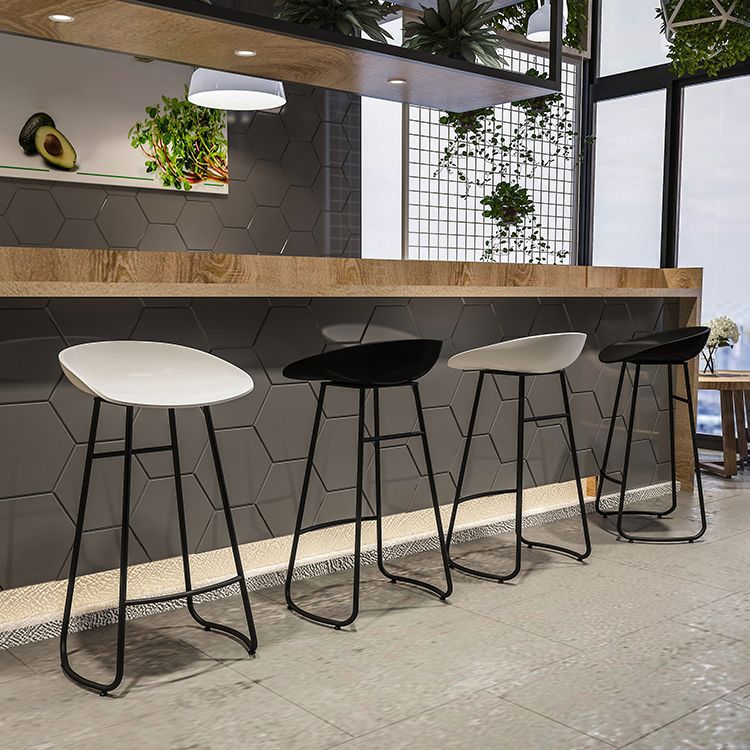 Taburete de bar de metal de estilo moderno, taburete de plástico con respaldo bajo para restaurante