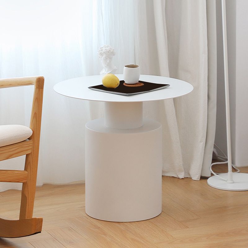 Tavolino moderno in metallo a base di piedistallo rotondo in metallo.