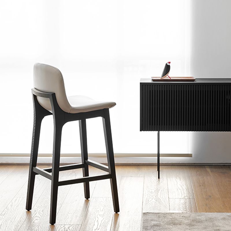 Fucile in pelle in pelle Piccolo di base nera e sgabello con schienale