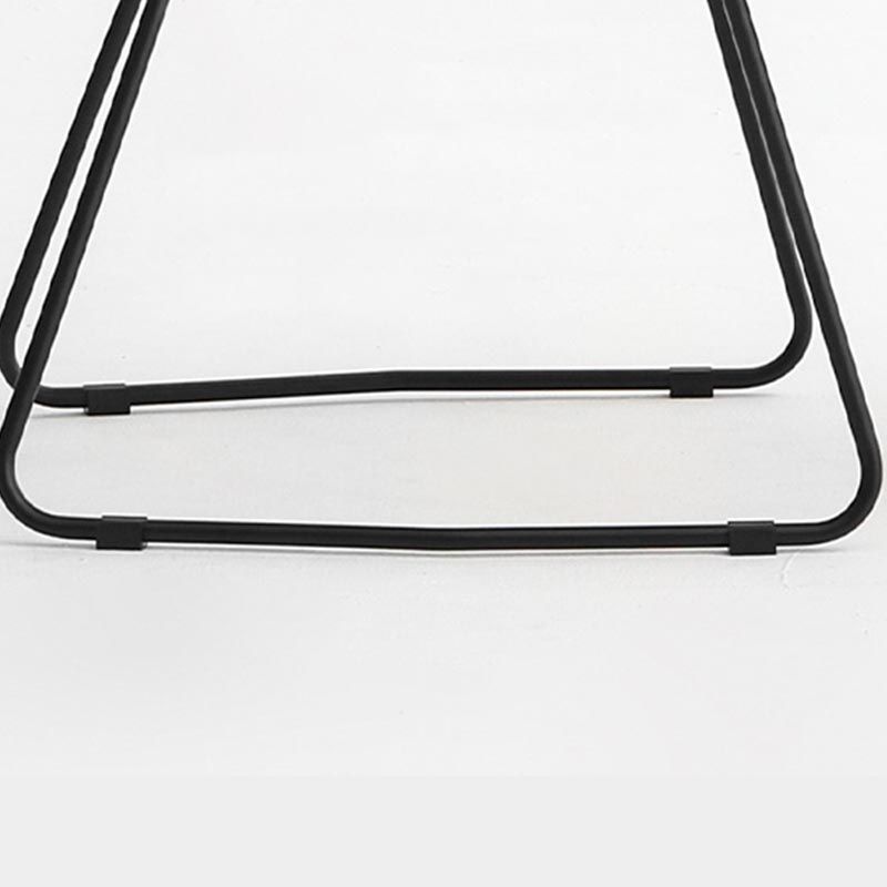 Silla de comedor de brazo de comedor de ratán con base negra